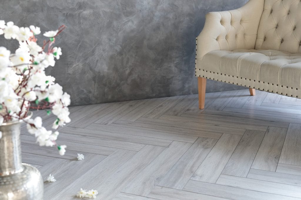 Замковый кварц-винил Aquafloor Parquet Plus AF6011PQ английской ёлкой в гостиной