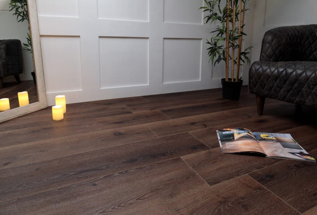 Замковый кварц-винил Aquafloor Real Wood XL Click AF8010XL в интерьере: широкая доска 1524×228 мм со встроенной подложкой IXPE