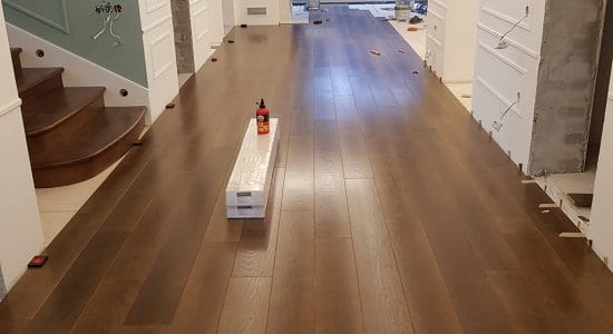 Пол из паркетной доски в частном доме во время укладки на подготовленное основание