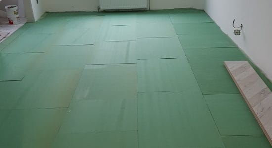 Листовая подложка под ламинат, уложенная встык на пароизоляционную плёнку в квартире