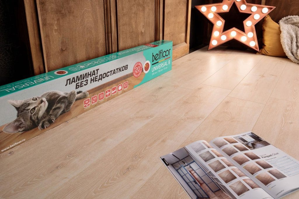 Упаковка ламината BelFloor Universal 8 на полу: длина пачки чуть больше длины доски