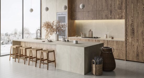 Светлый ламинат Eversense Classic Дуб Шерман белый на кухне с островом