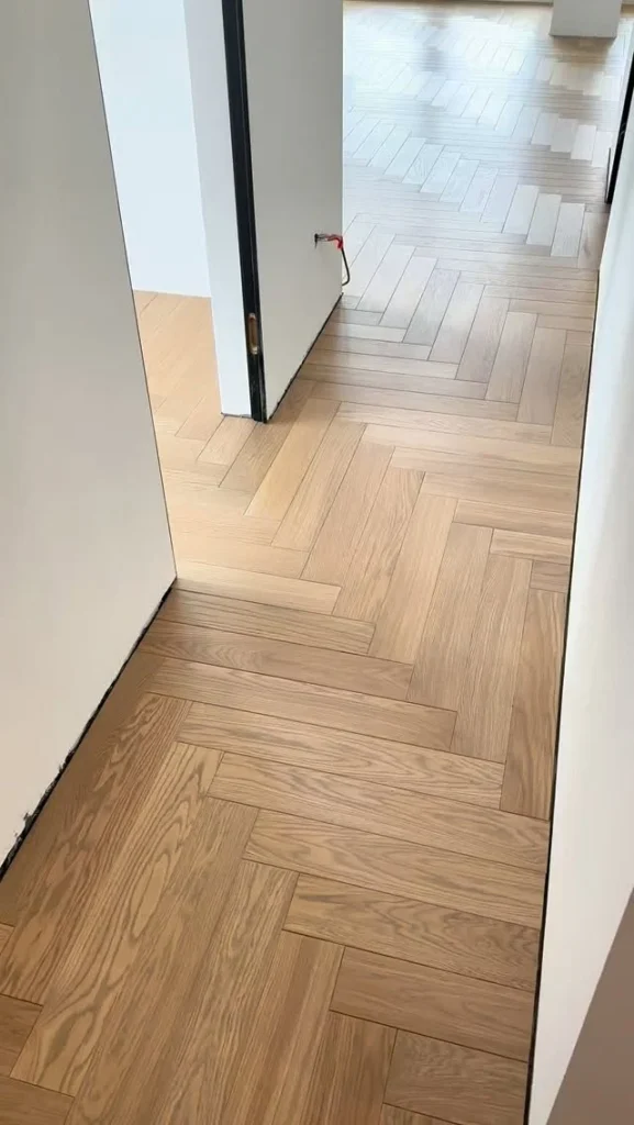 Пол ёлочкой в коридоре квартиры — Instagram салона AlexParket